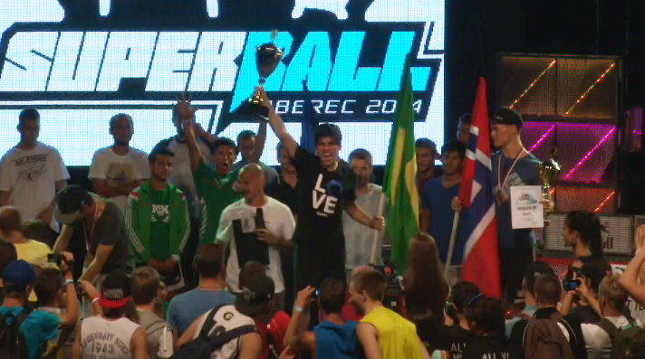 Pedrinho vence o Super Ball